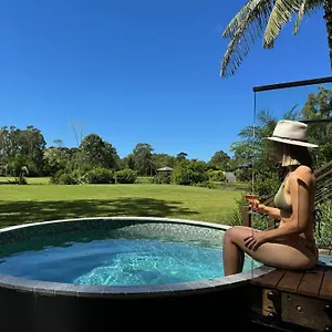 https://lake-weyba-cottages-noosa.queenslandhotels.net